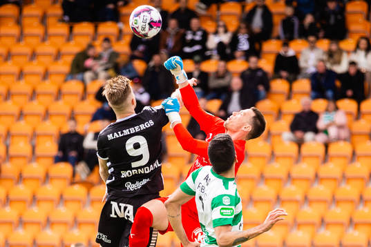 Örebros Erik Björndahl  och Västerås målvakt Anton