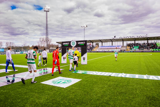 Västerås och Örebros spelare gör entré på planen