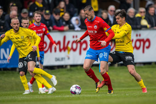 Helsingborgs Albert Ejupi  och Mjällbys Jesper Gustavsson