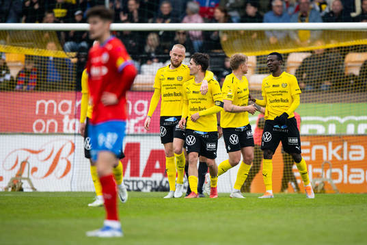 Mjällbys Silas Nwankwo och Magnus Wörts jublar