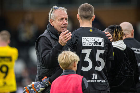 Mjällbys Sportchef Hans Larsson jublar