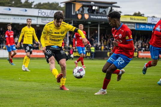 Mjällbys Jesper Gustavsson  och Helsingborgs Taha Ali