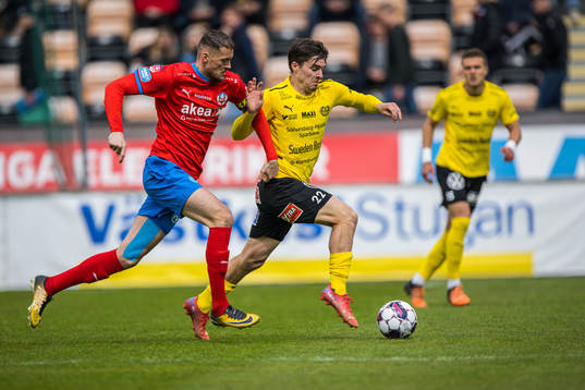 Mjällbys Jesper Gustavsson  och Helsingborgs Albert Ejupi