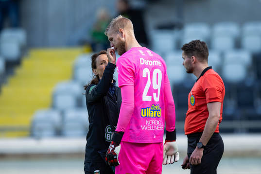 Varbergs målvakt Fredrik Andersson får vård