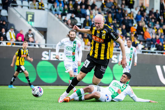 Häckens Valgeir Fridriksson och Varbergs Luke Le Roux