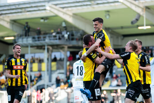 Häckens Alexander Jeremejeff jublar