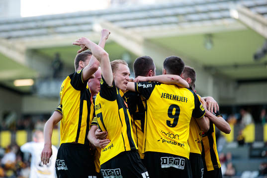 Häckens spelare jublar med Alexander Jeremejeff