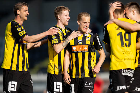 Häckens Gustav Berggren jublar med lagkamrater