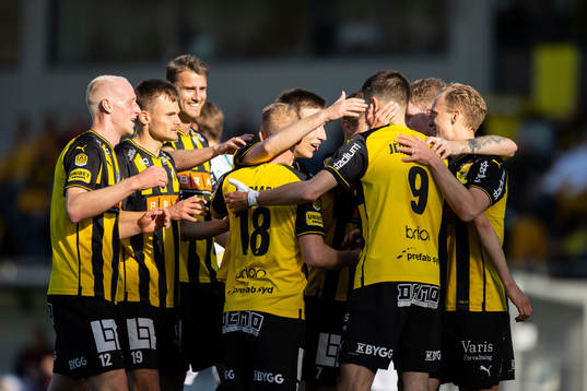 Häckens Gustav Berggren jublar med lagkamrater