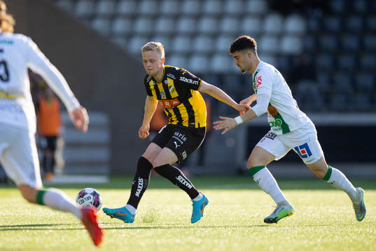 Häckens Tomas Totland och Varbergs Ismet Lushaku