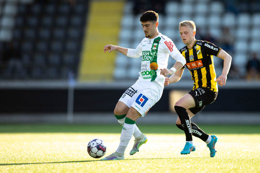 Varbergs Ismet Lushaku och Häckens Tomas Totland