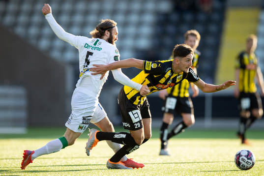 Varbergs Oskar Sverrisson och Häckens Filip Trpcevski