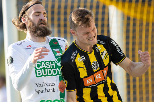 Varbergs Oskar Sverrisson deppar jämte jublande Häckens