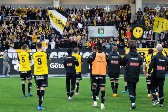 Häckens spelare jublar framför klacken
