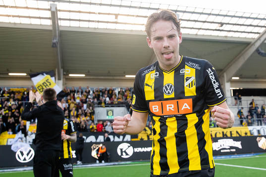 Häckens Lars Olden Larsen jublar