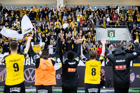 Häckens spelare jublar framför klacken