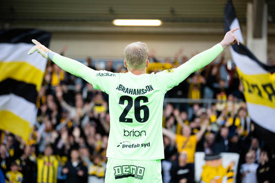 Häckens målvakt Peter Abrahamsson jublar framför klacken