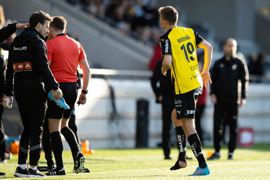 Häckens Oscar Uddenäs lämnar planen