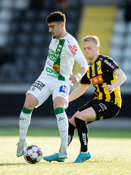 Varbergs Ismet Lushaku och Häckens Tomas Totland