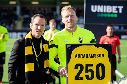 Häckens sportchef Martin Ericsson uppvaktar målvakt Peter