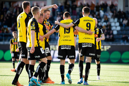 Häckens Oscar Uddenäs jublar med lagkamrater