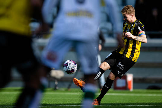 Häckens Samuel Gustafson slår en frispark
