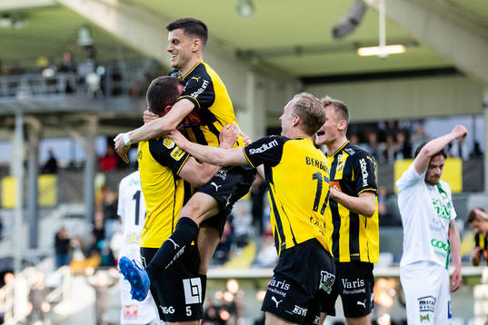 Häckens Alexander Jeremejeff jublar