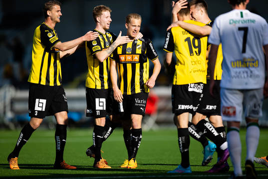Häckens Gustav Berggren jublar med lagkamrater