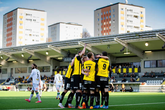 Häckens Alexander Jeremejeff jublar med lagkamrater