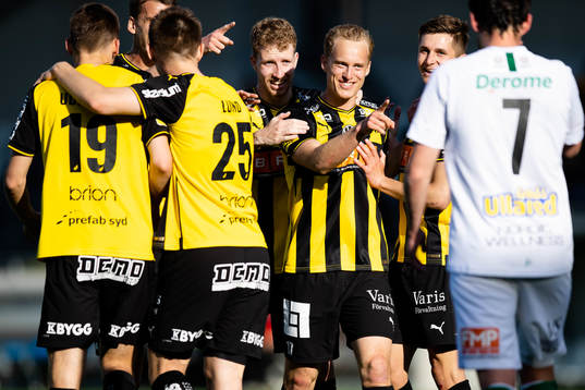 Häckens Gustav Berggren jublar med lagkamrater