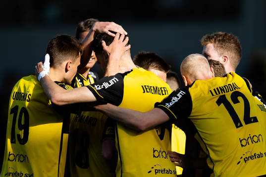 Häckens Gustav Berggren jublar med lagkamrater