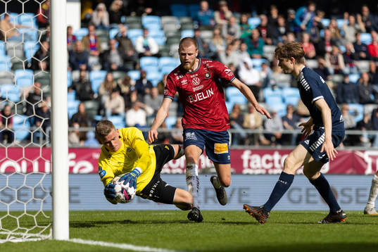 Utsiktens målvakt Johan Brattberg och Örgrytes Elias