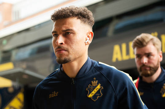 s Jordan Larsson anländer innan fotbollsmatchen i