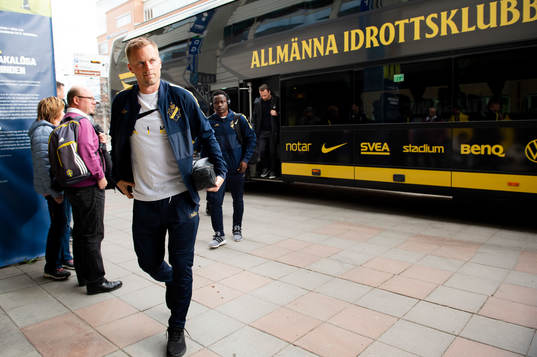 s Sebastian Larsson anländer innan fotbollsmatchen i