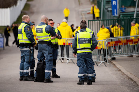 Ordningsvakter innan fotbollsmatchen i Allsvenskan mellan