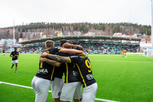 s Jordan Larsson jublar med lagkamrater eter 0-1