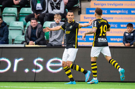 s Nabil Bahoui jublar med Jordan Larsson