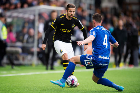s Zachary Elbouzedi  slår en tunnel på Sundsvalls