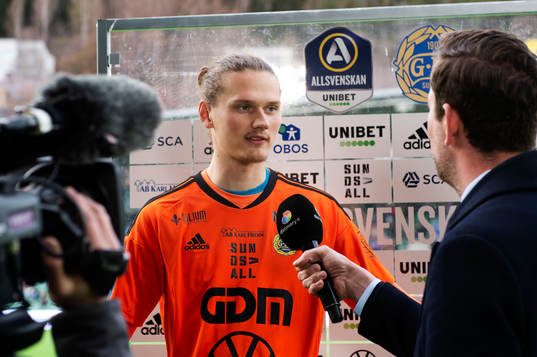 Sundsvalls målvakt Gustav Molin i intervju i paus av