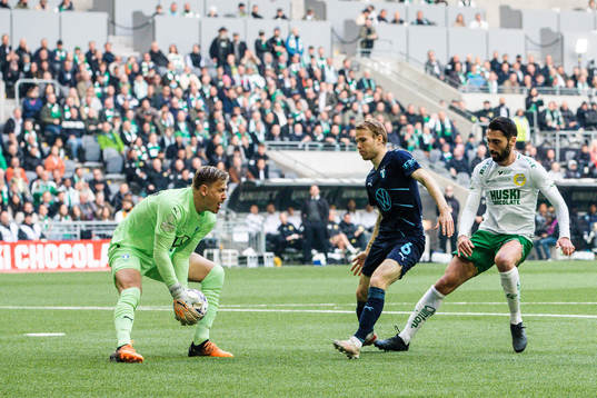 Malmö FFs målvakt Johan Dahlin och Oscar Lewicki mot