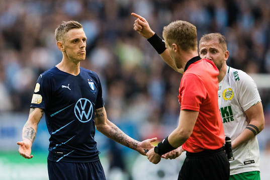 Malmö FFs Sören Rieks, domare Glenn Nyberg och Hammarbys