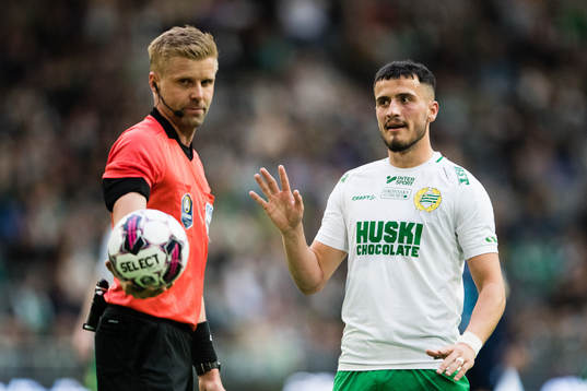 Domare Glenn Nyberg och Hammarbys Astrit Selmani