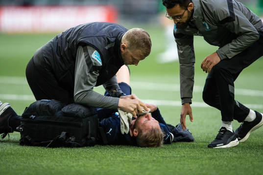 Malmö FFs Ola Toivonen har ont har
