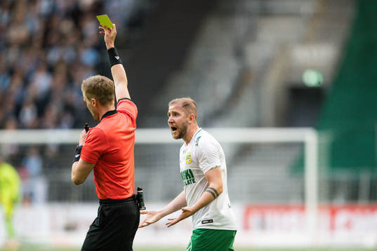Hammarbys Darijan Bojanic tilldelas ett gult kort av domare
