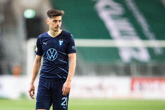 Malmö FFs Dennis Hadzikadunic deppar