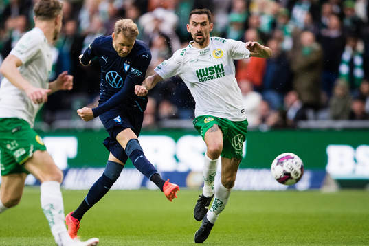 Malmö FFs Ola Toivonen med ett skott förbi Hammarbys