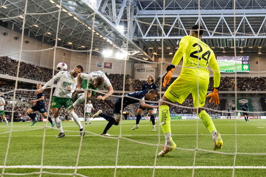 Hammarbys Simon Sandberg och Mads Fenger Nielsen i kamp om