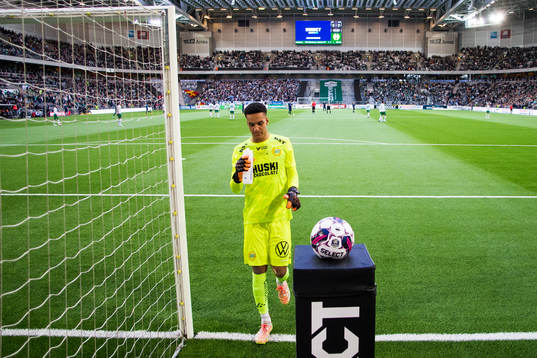 Hammarbys målvakt Oliver Dovin