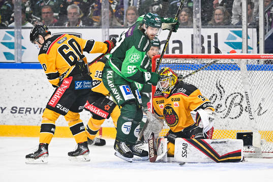 Färjestads Linus Johansson och Luleås målvakt Joel