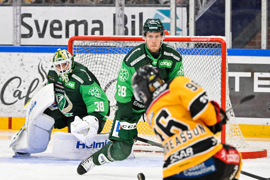 Färjestads målvakt Dominik Furch och Mattias Göransson